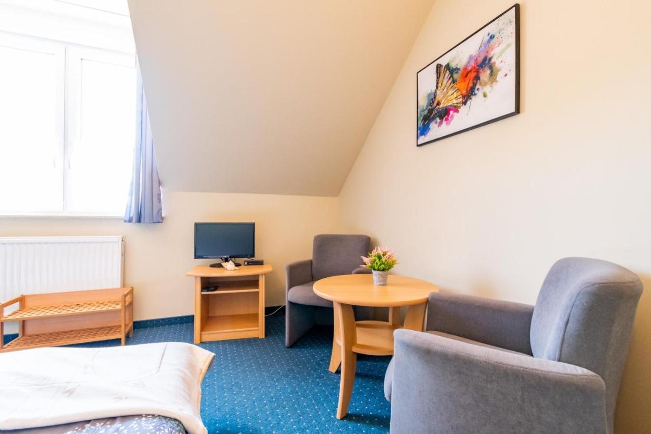 Pod Platanem Hotel Rowy  Eksteriør billede
