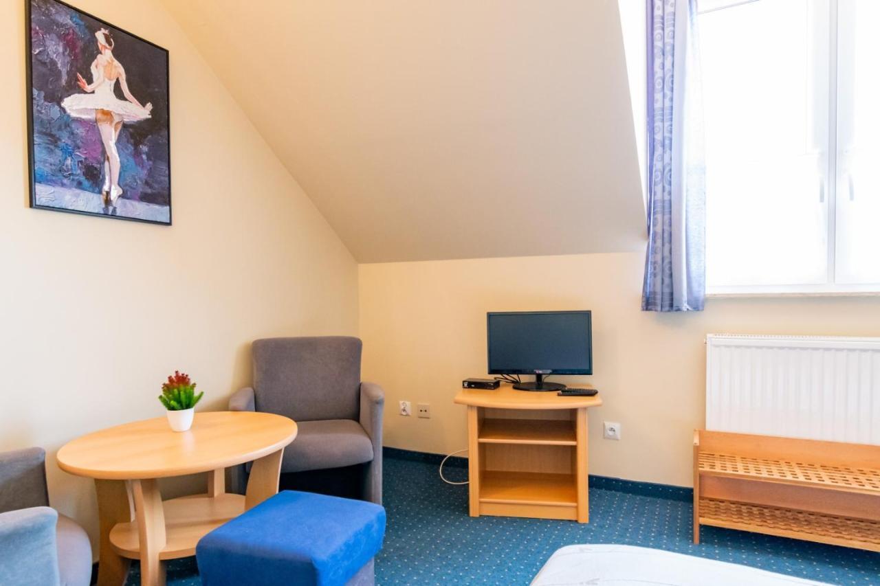 Pod Platanem Hotel Rowy  Eksteriør billede
