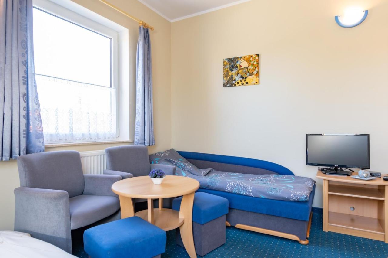 Pod Platanem Hotel Rowy  Eksteriør billede