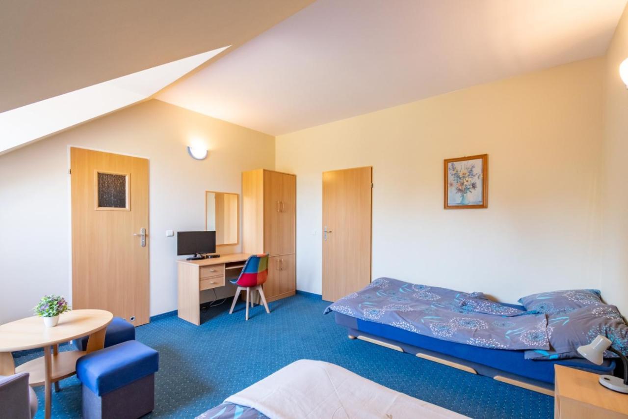 Pod Platanem Hotel Rowy  Eksteriør billede