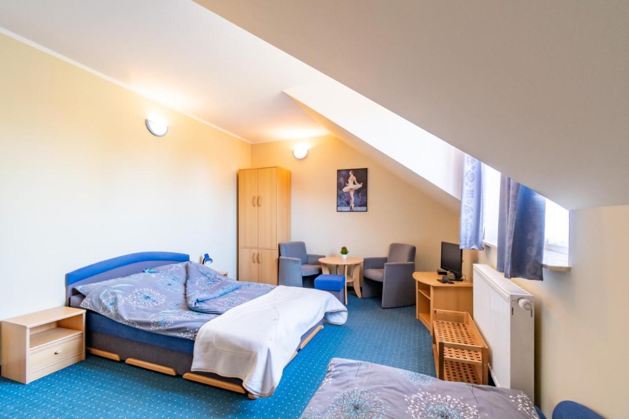 Pod Platanem Hotel Rowy  Eksteriør billede
